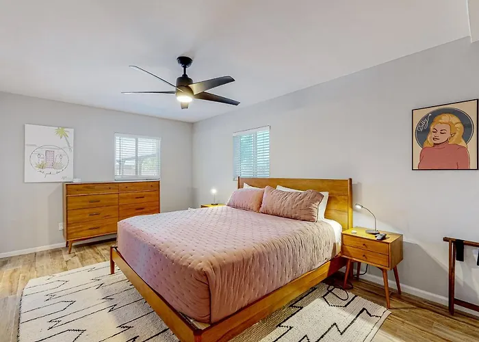 Pink Door Place Hotel 4*